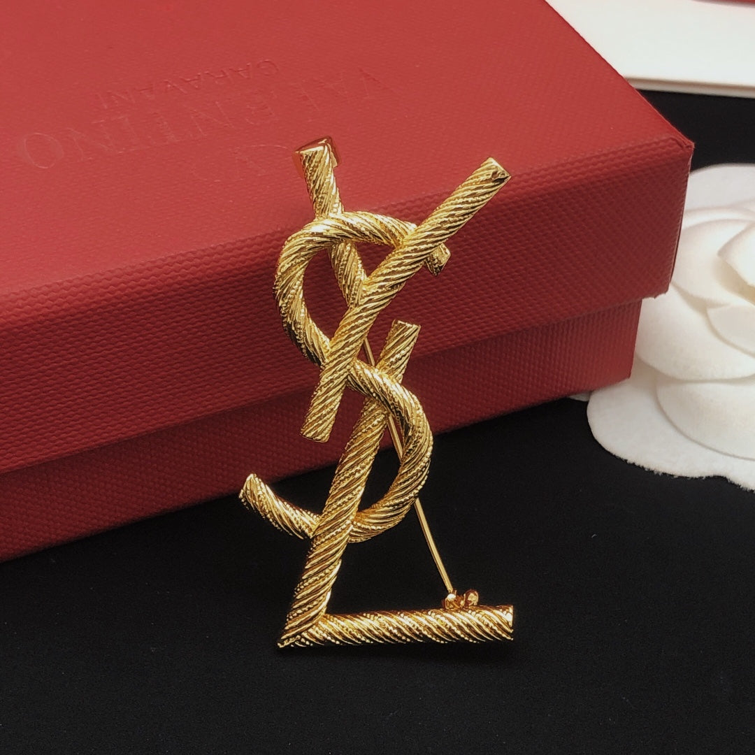 Twist Brooch in Gold-Tone – Twist Detail – Design 003 detail view