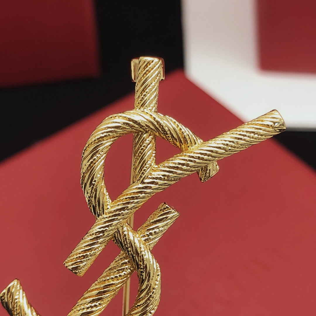 Twist Brooch in Gold-Tone – Twist Detail – Design 003 side detail