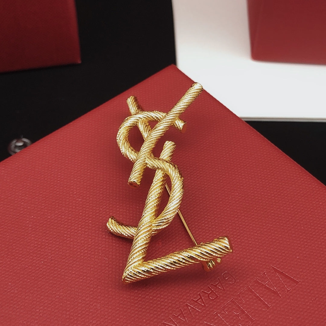 Twist Brooch in Gold-Tone – Twist Detail – Design 003 styled product view