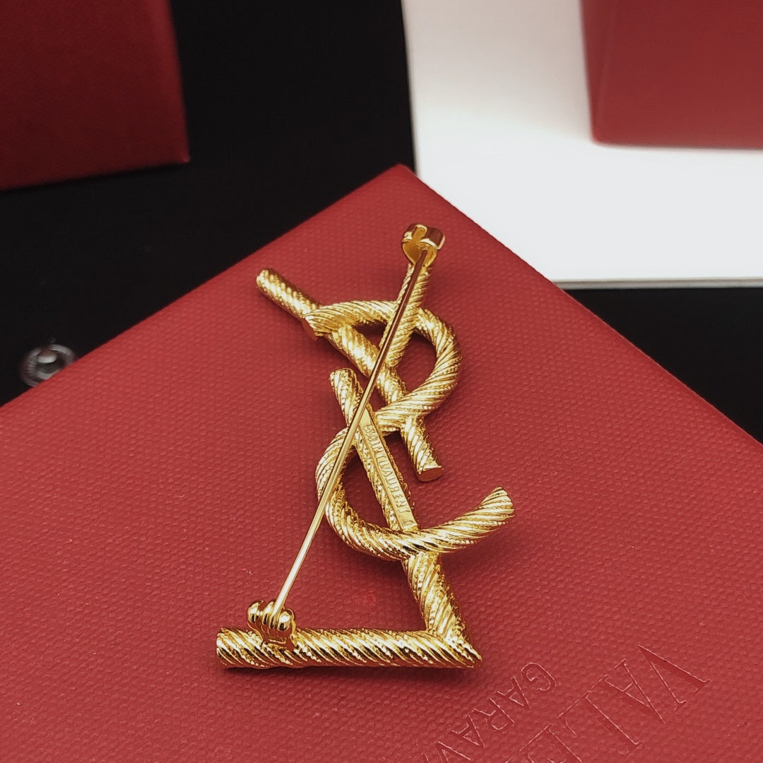 Twist Brooch in Gold-Tone – Twist Detail – Design 003 main product view