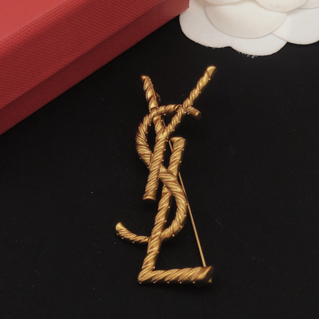 Twist Brooch in Gold-Tone – Twist Detail – Design 004 main product view
