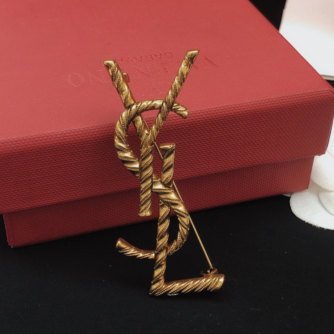 Twist Brooch in Gold-Tone – Twist Detail – Design 004 front product view