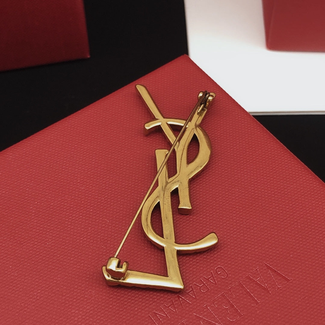 Twist Brooch in Gold-Tone – Twist Detail – Design 004 close-up detail