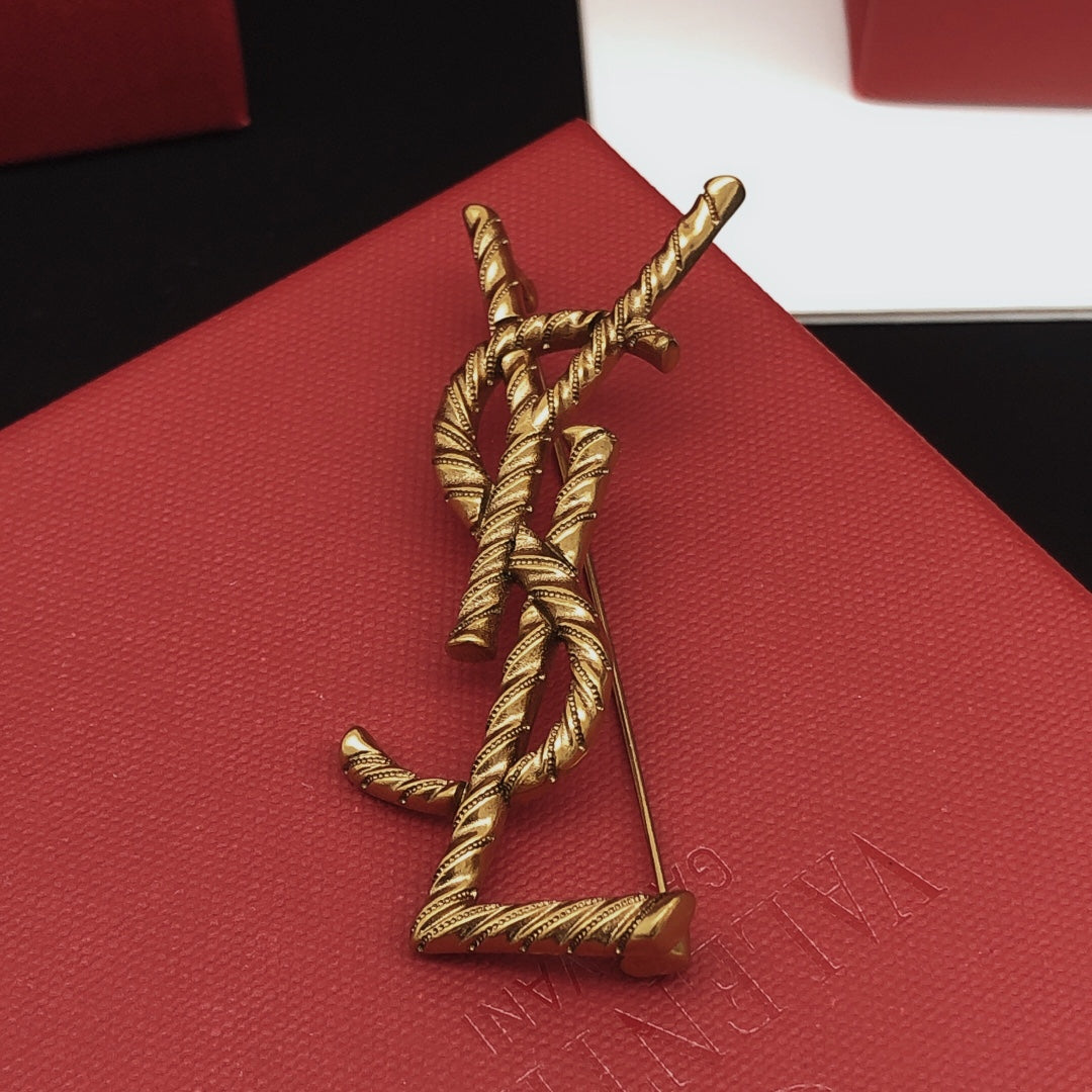 Twist Brooch in Gold-Tone – Twist Detail – Design 004 side detail