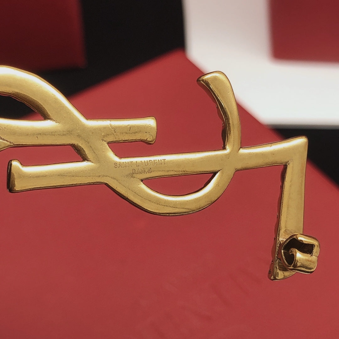 Twist Brooch in Gold-Tone – Twist Detail – Design 004 styled product view