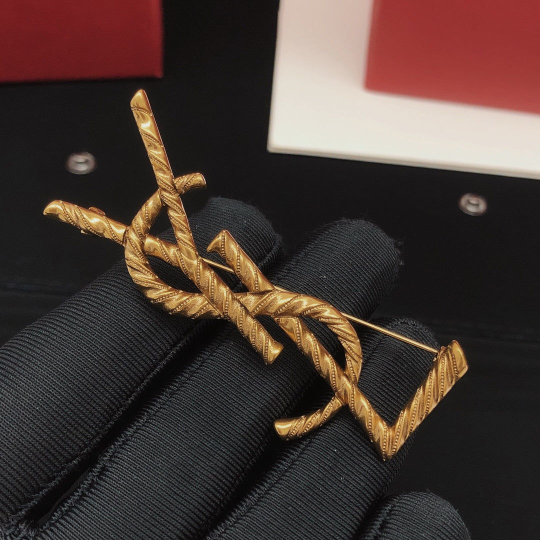 Twist Brooch in Gold-Tone – Twist Detail – Design 004 detail view