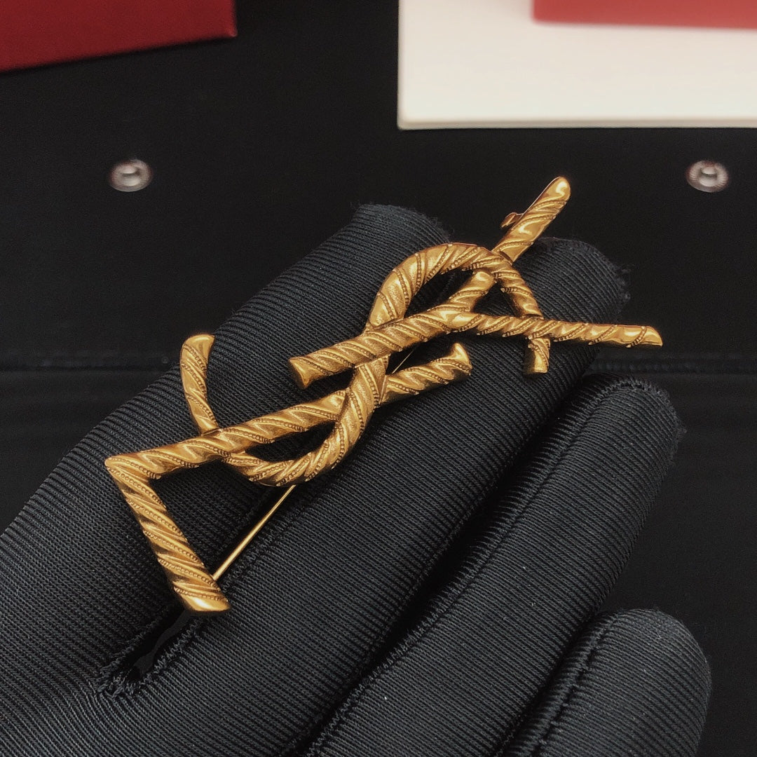 Twist Brooch in Gold-Tone – Twist Detail – Design 004 front product view