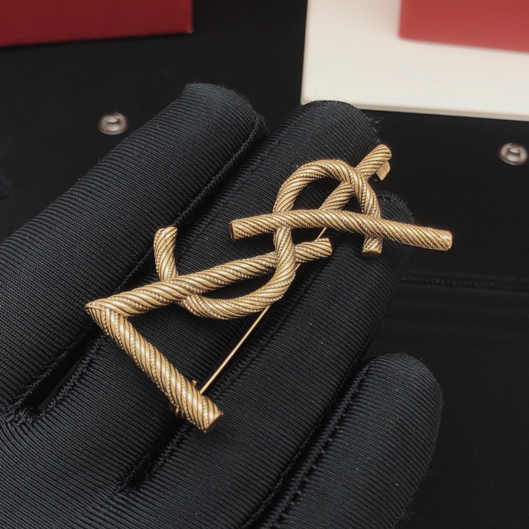 Twist Brooch in Gold-Tone – Twist Detail – Design 002 detail view