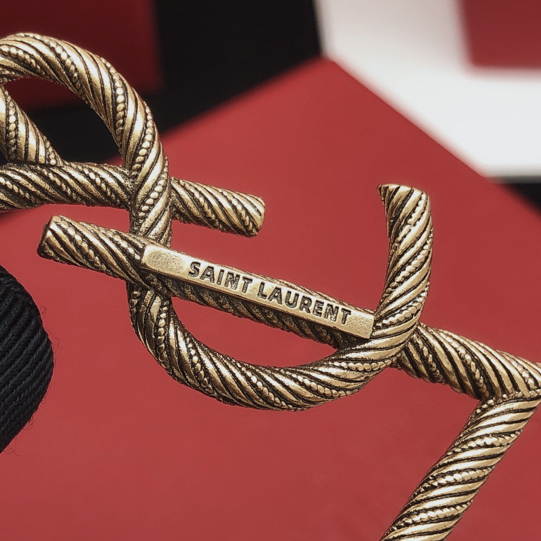 Twist Brooch in Gold-Tone – Twist Detail – Design 002 styled product view