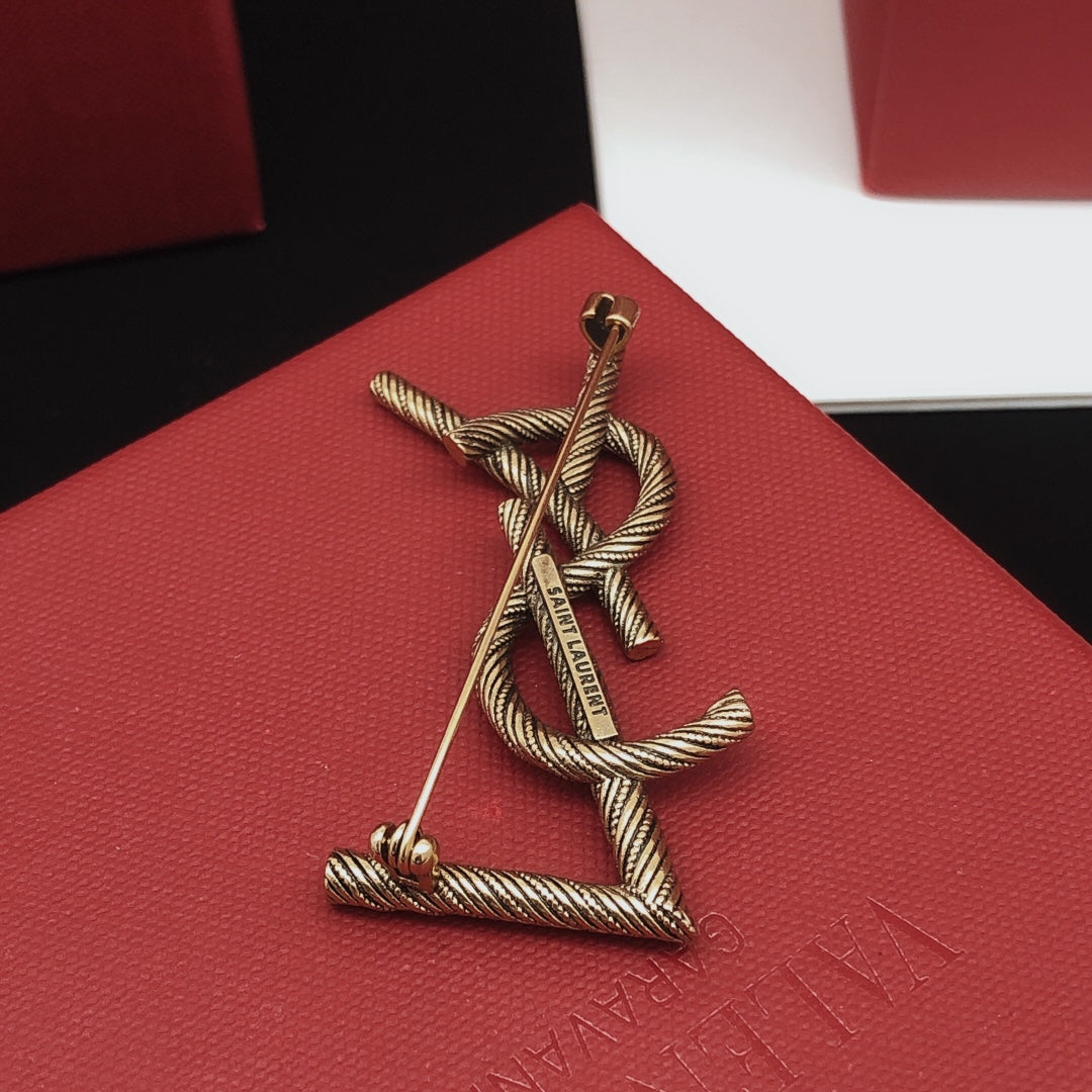 Twist Brooch in Gold-Tone – Twist Detail – Design 002 close-up detail