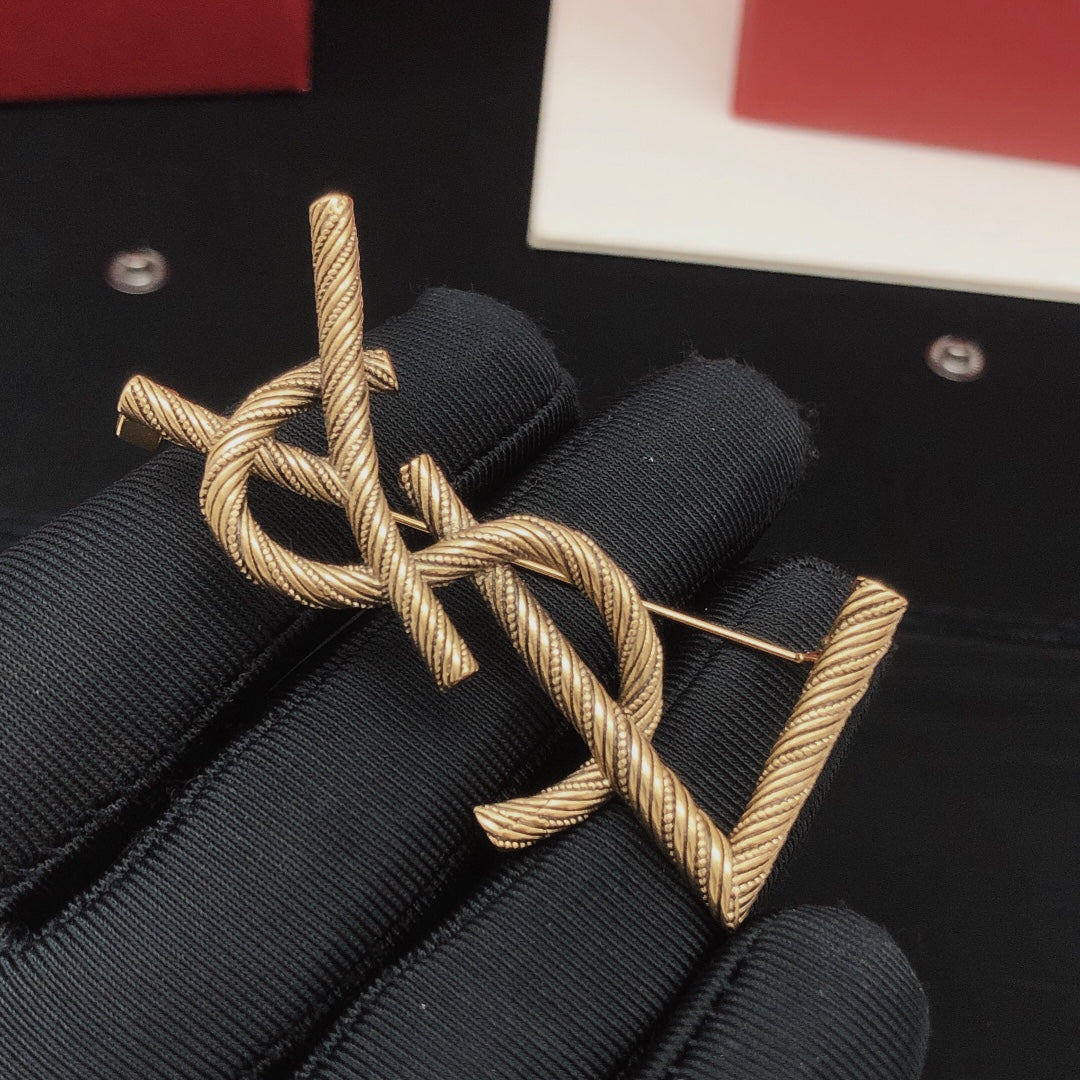 Twist Brooch in Gold-Tone – Twist Detail – Design 002 front product view