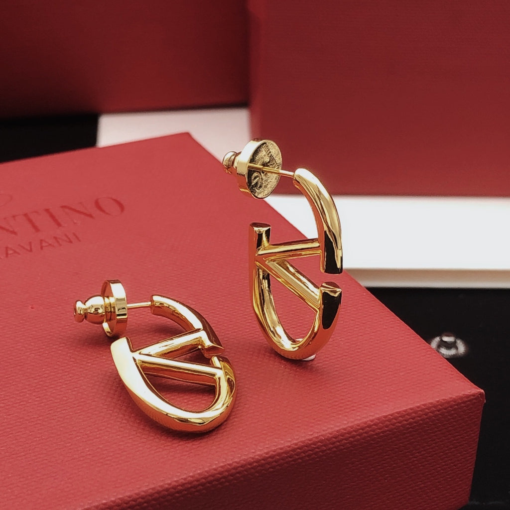 Signature Emblem Polished Stud Earrings – Small side detail