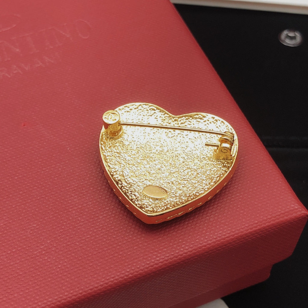 Heart Brooch in Gold-Tone – Heart Detail – Design 004 close-up detail