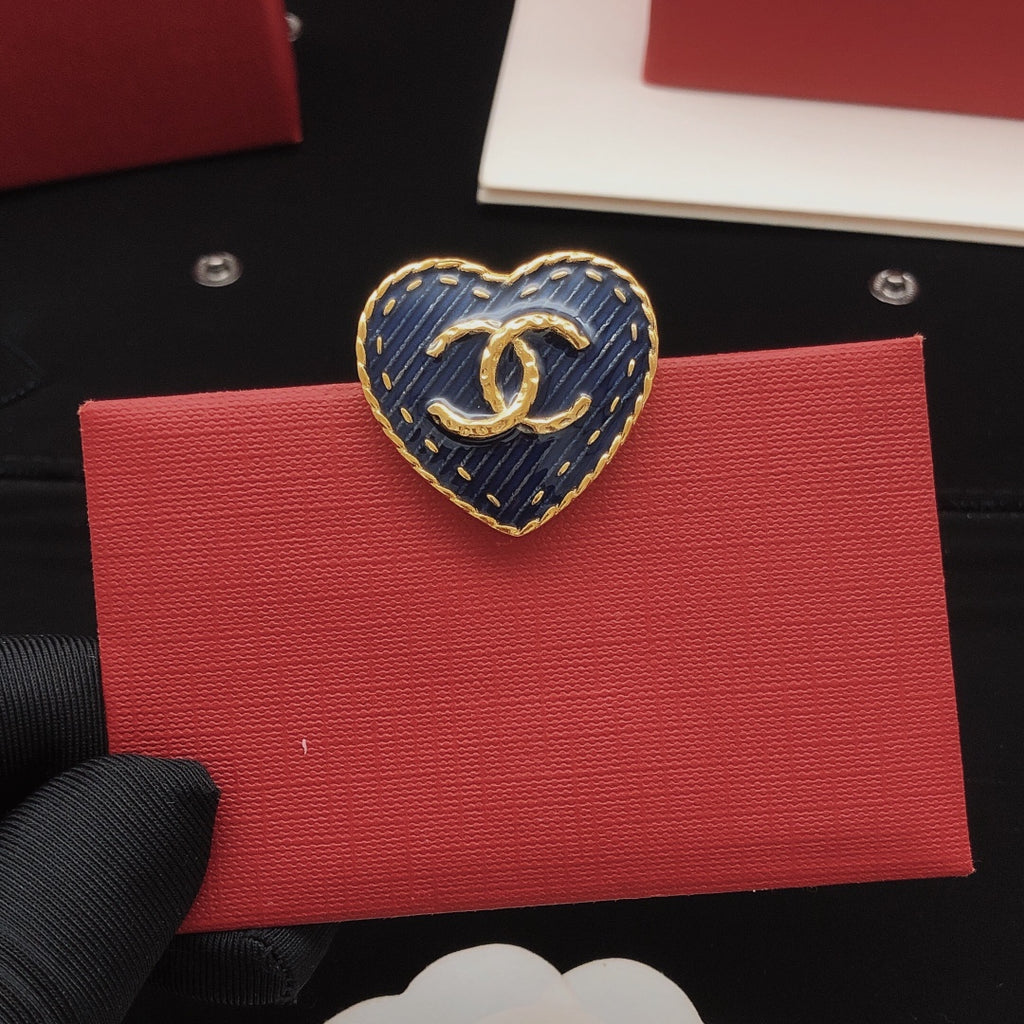 Heart Brooch in Gold-Tone – Heart Detail – Design 004 front product view