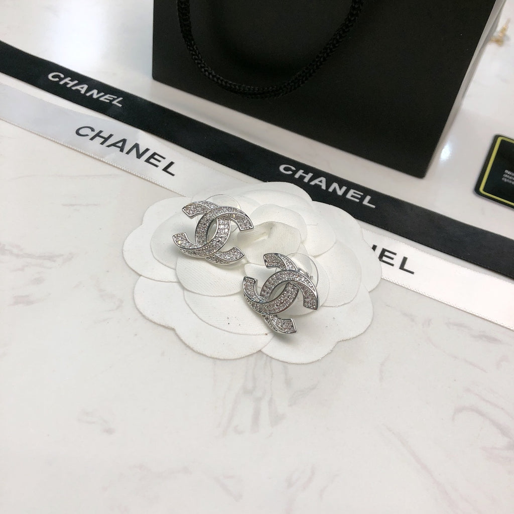 Pearl Pearl-Detail Stud Earrings – Pearl Detail – Design 015 main product view