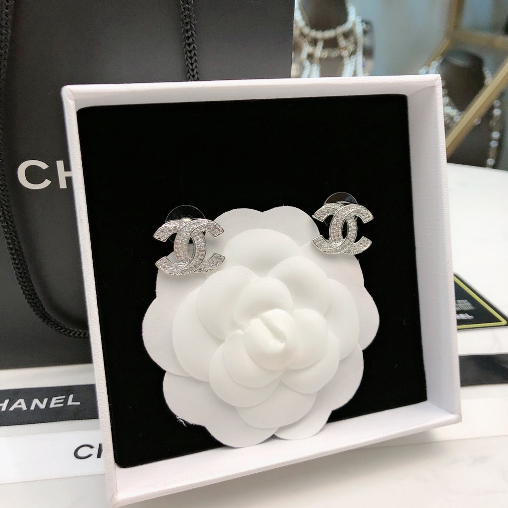 Pearl Pearl-Detail Stud Earrings – Pearl Detail – Design 015 close-up detail