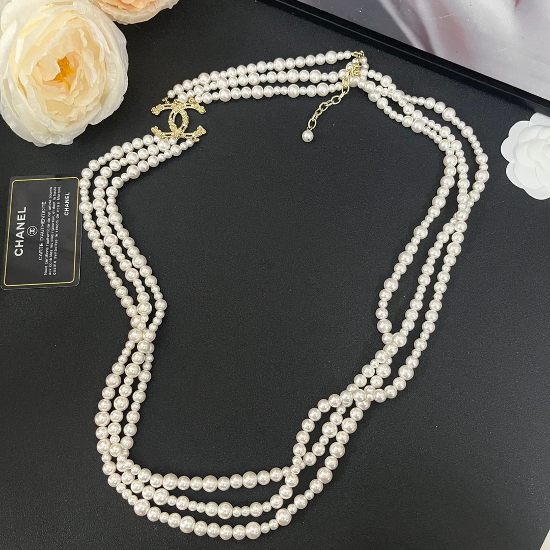 Pearl Pearl-Detail Pendant Necklace – Pearl Detail – Design 060 detail view