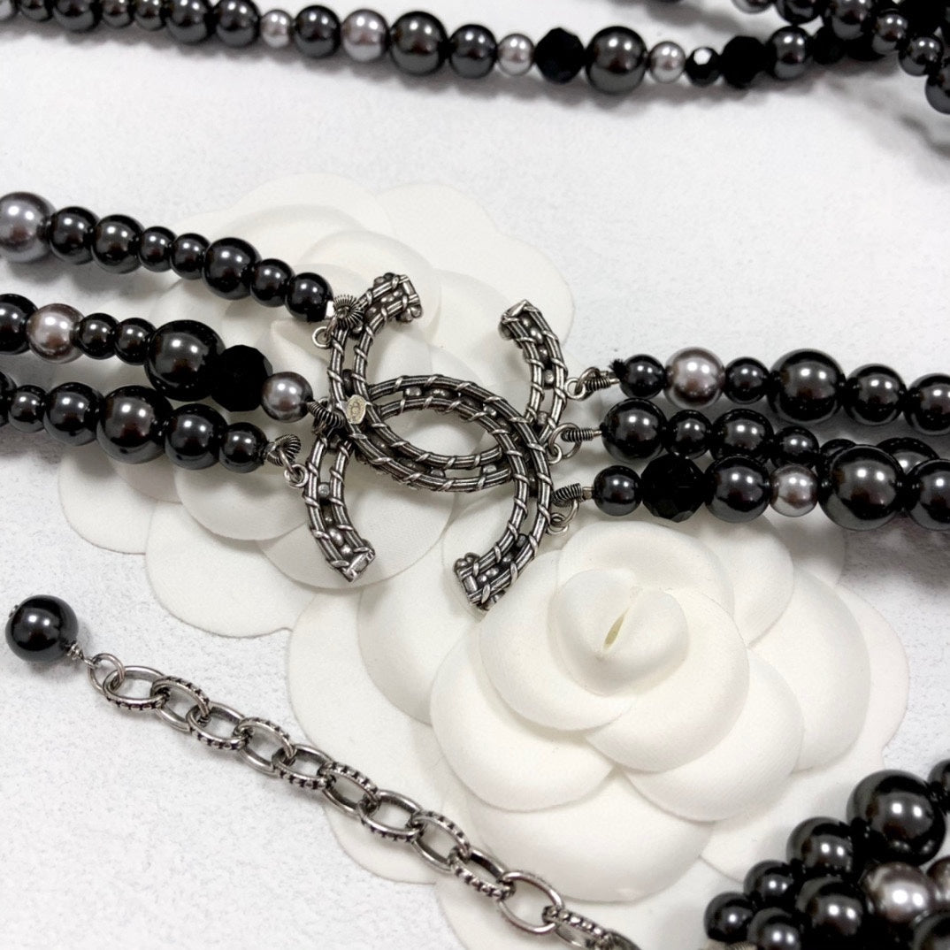 Pearl Pearl-Detail Pendant Necklace – Pearl Detail – Design 060 detail view