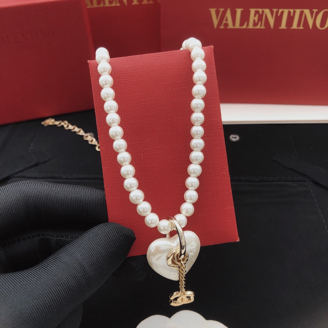 Heart Pearl-Detail Pendant Necklace – Pearl Detail – Design 003 detail view