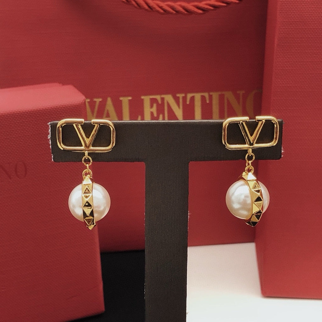 Signature Emblem Pearl-Detail Stud Earrings – Design 02 styled detail