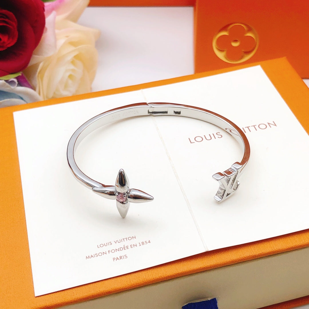 Geometric Emblem Bangle in Gold-Tone – Design 011 close-up detail