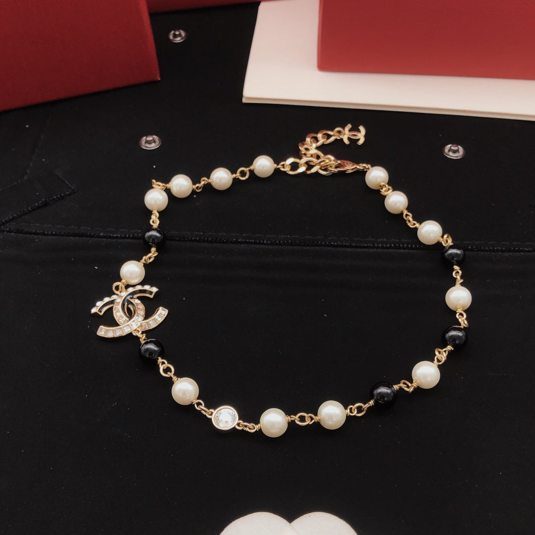 Pearl Pearl-Detail Pendant Necklace – Pearl Detail – Design 016 detail view