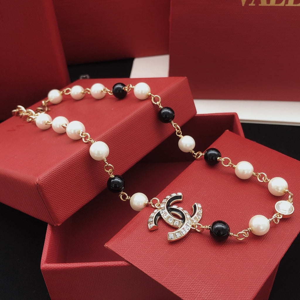 Pearl Pearl-Detail Pendant Necklace – Pearl Detail – Design 016 styled product view
