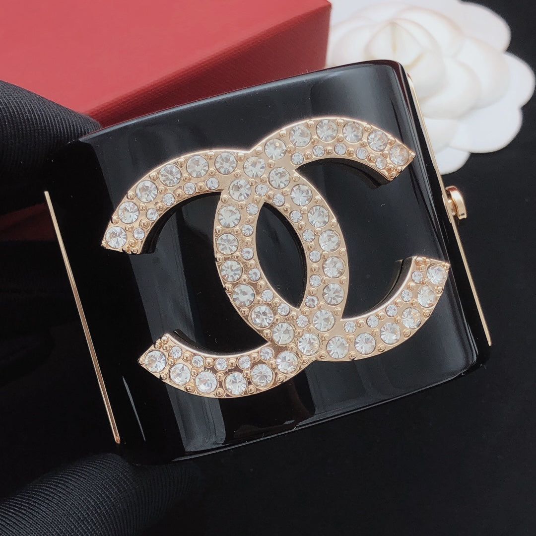 Signature Emblem Bangle in Gold-Tone – Black Detail – Design 004 close-up detail
