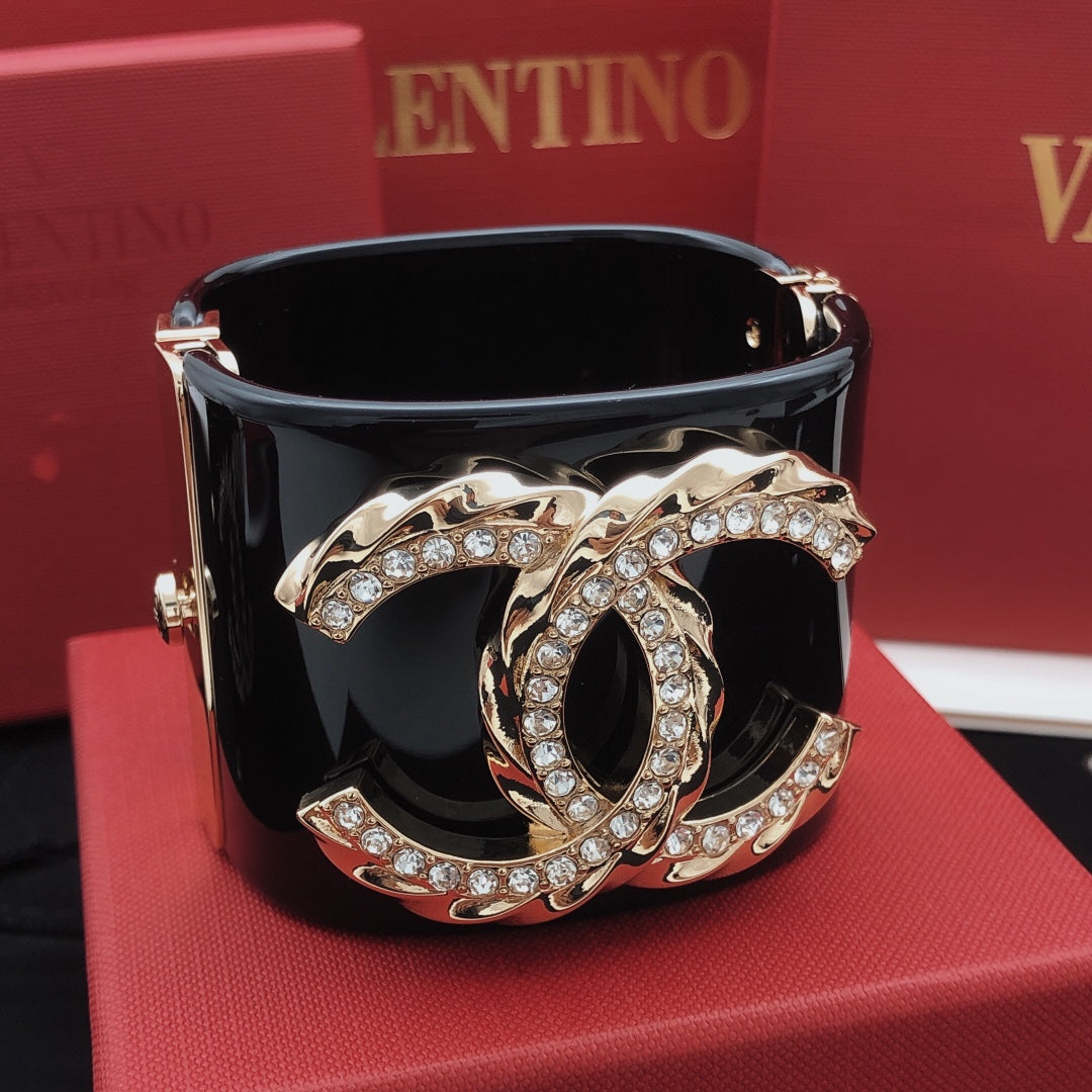 Signature Emblem Bangle in Gold-Tone – Black Detail – Design 003 detail view