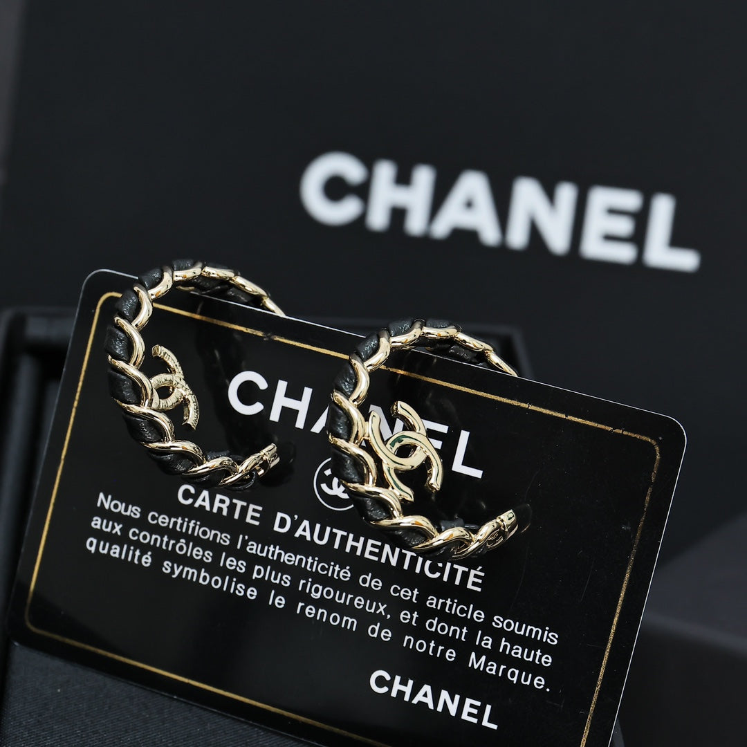 Double-C Emblem Statement Earrings in Gold-Tone – Black Detail – Design 003 close-up detail