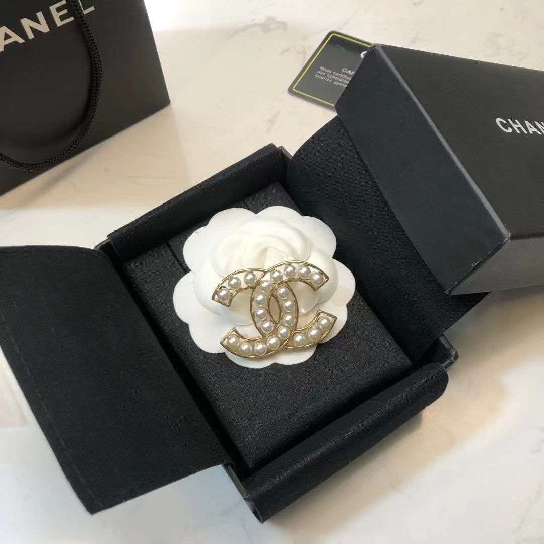 Double-C Emblem Brooch in Polished Metal-Tone – Design 039 detail view