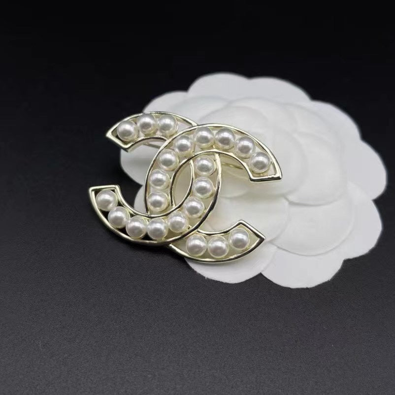 Double-C Emblem Brooch in Polished Metal-Tone – Design 039 close-up detail