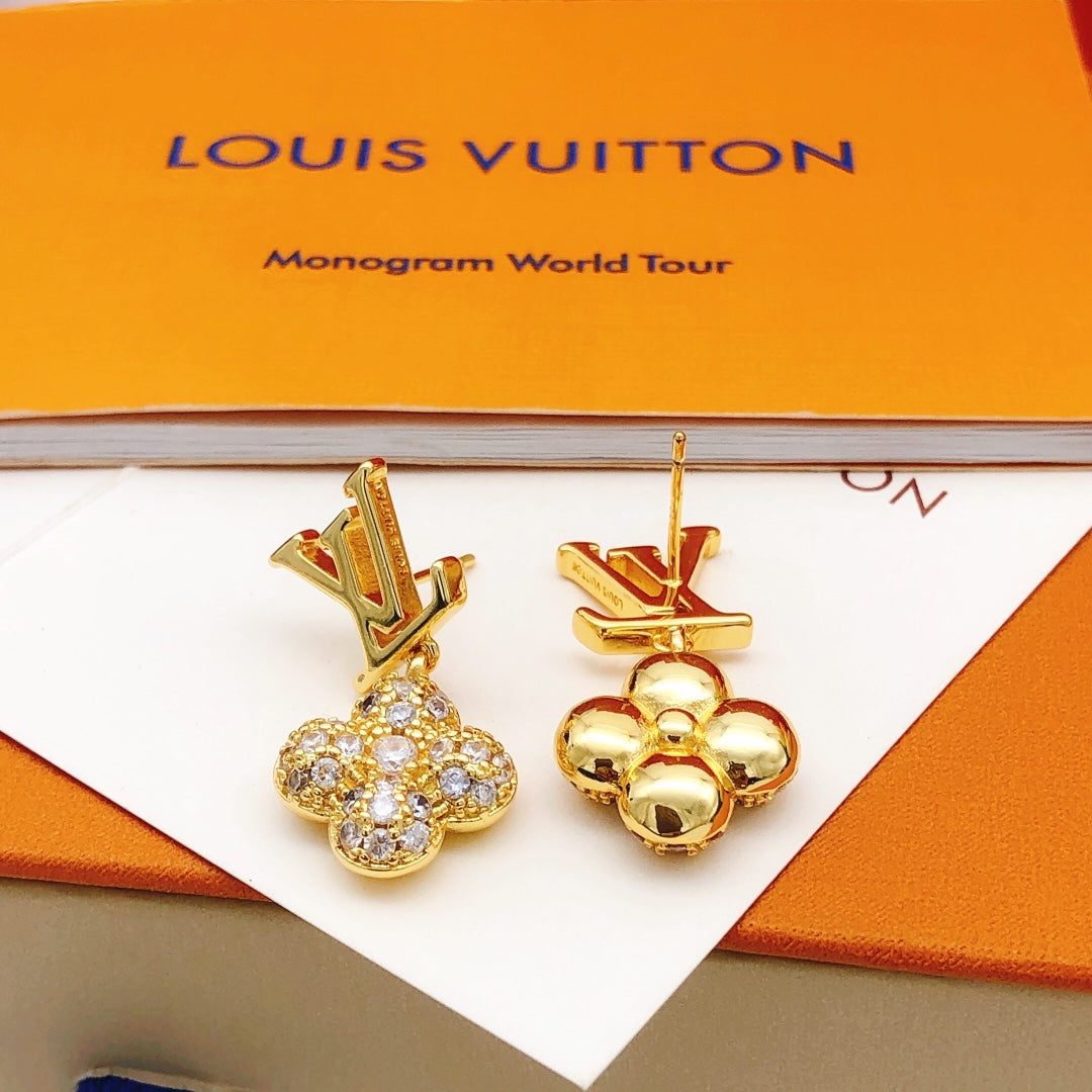 Floral Pendant Necklace in Gold-Tone – Design 005 detail view
