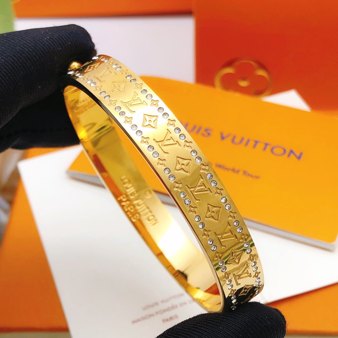Geometric Emblem Bangle in Gold-Tone – Design 012 close-up detail