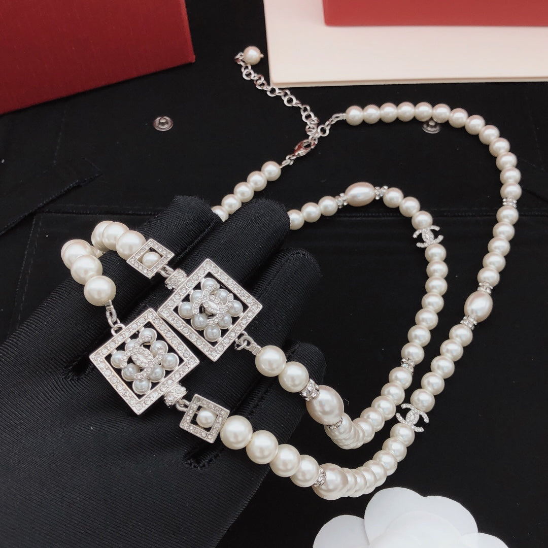 Pearl Pearl-Detail Pendant Necklace – Pearl Detail – Design 014 side detail