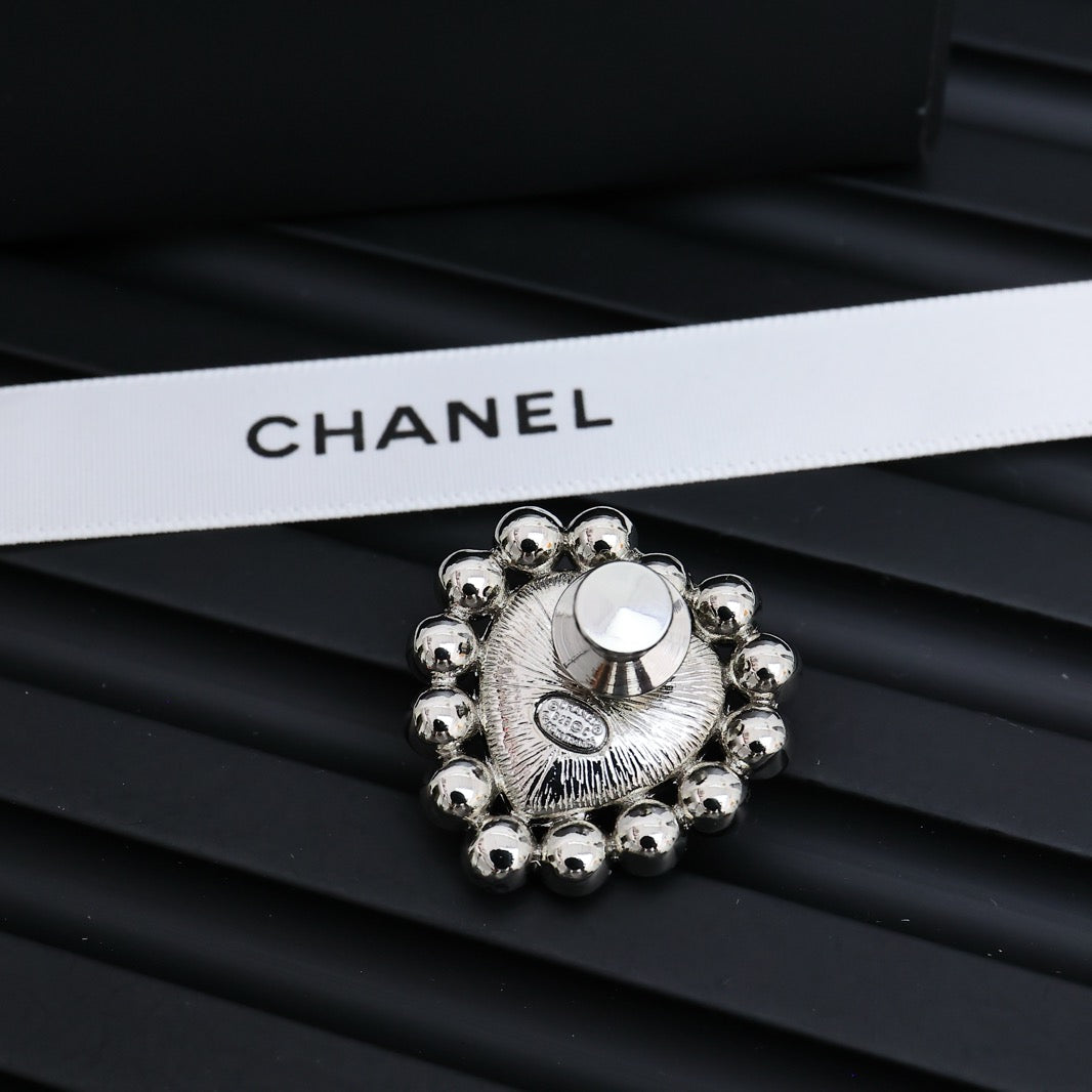 Heart Brooch in Silver-Tone side detail
