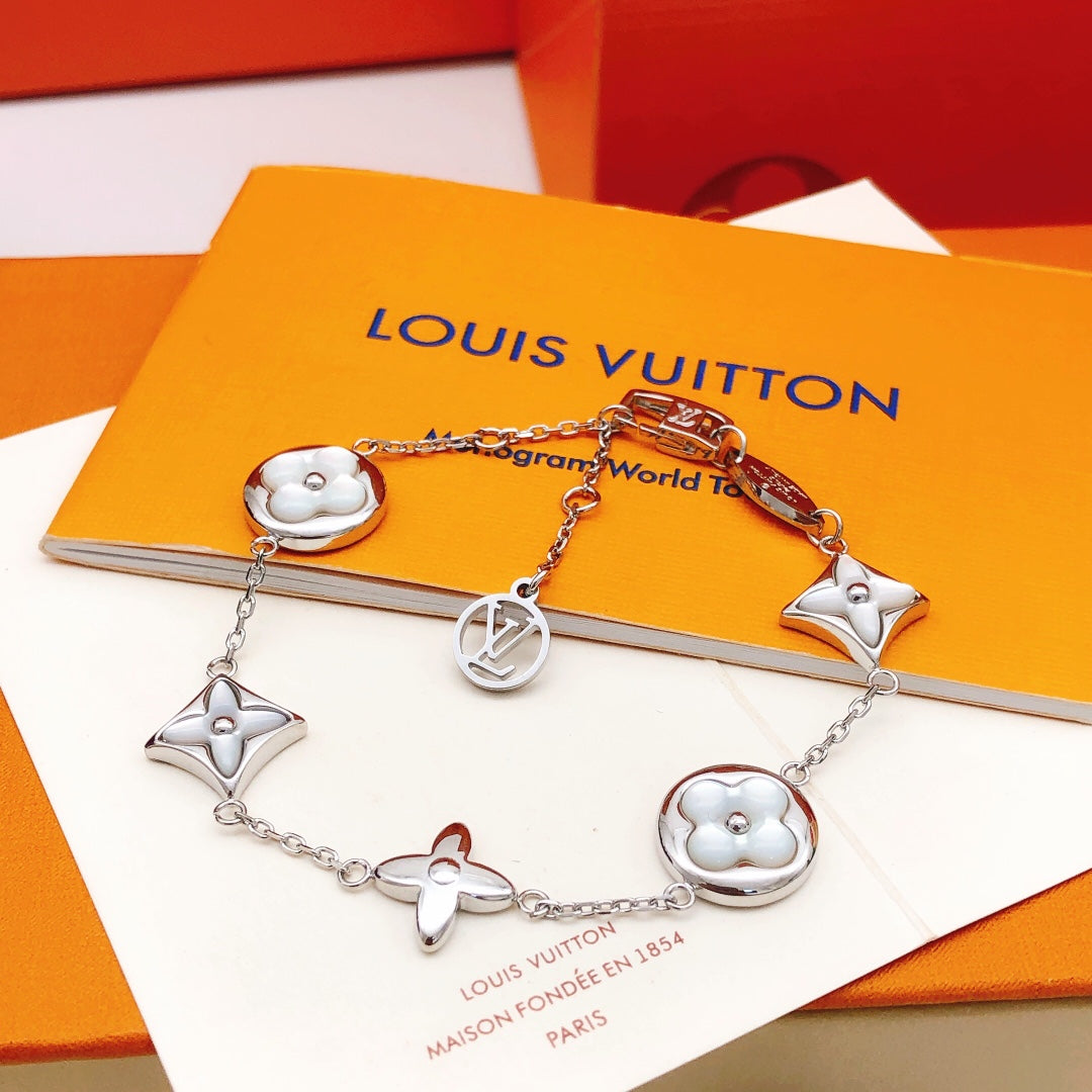 Geometric Emblem Bracelet in Silver-Tone – Silver Detail – Design 022 close-up detail