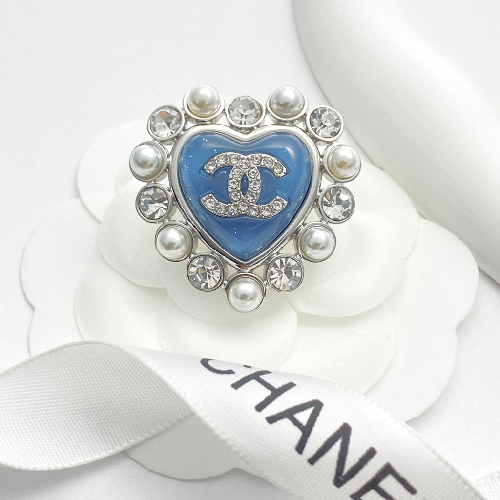 Double-C Emblem Brooch in Polished Metal-Tone – Pearl Detail – Design 009 detail view