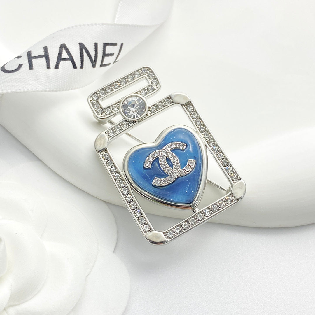 Heart Brooch in Polished Metal-Tone – Heart Detail – Design 002 detail view