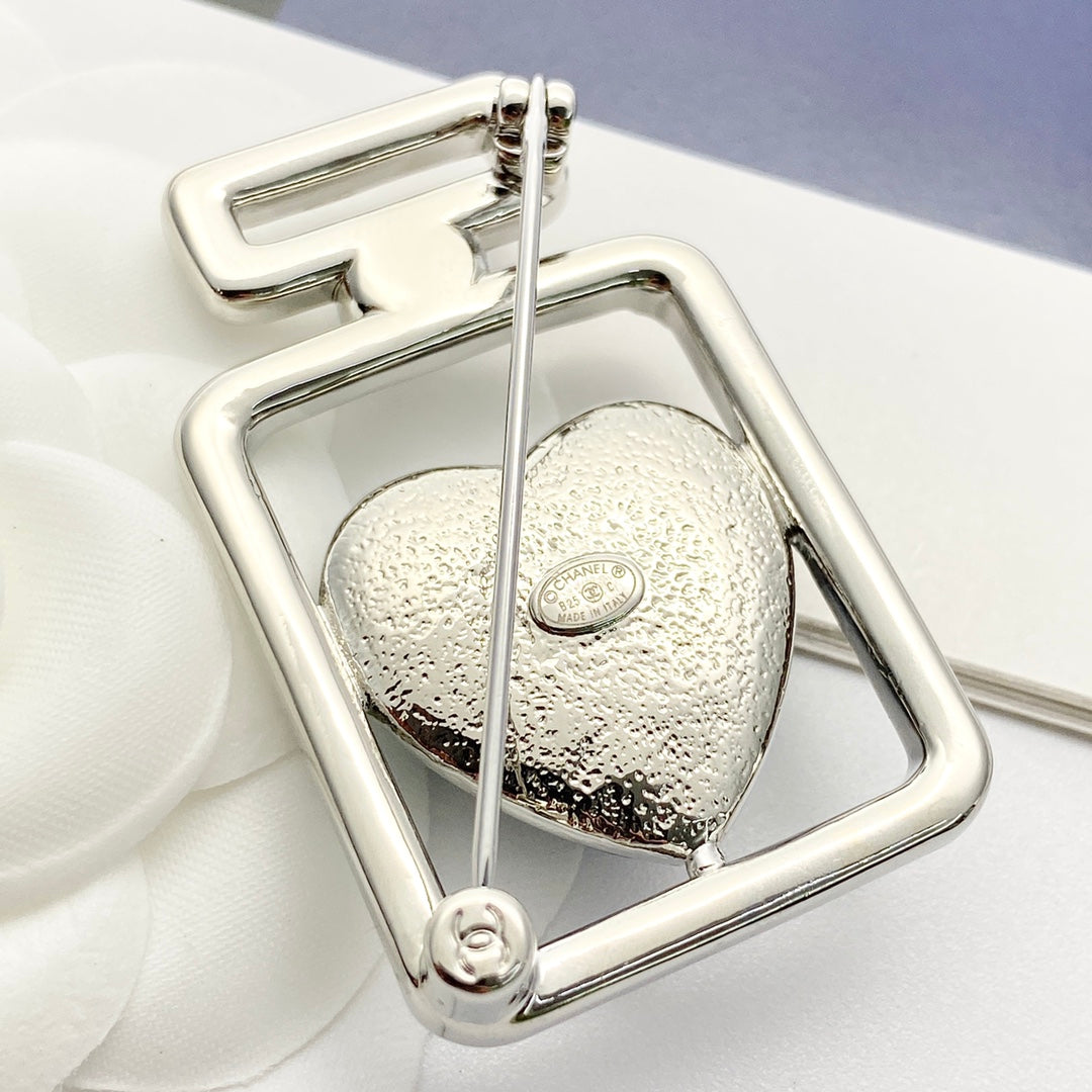 Heart Brooch in Polished Metal-Tone – Heart Detail – Design 002 close-up detail