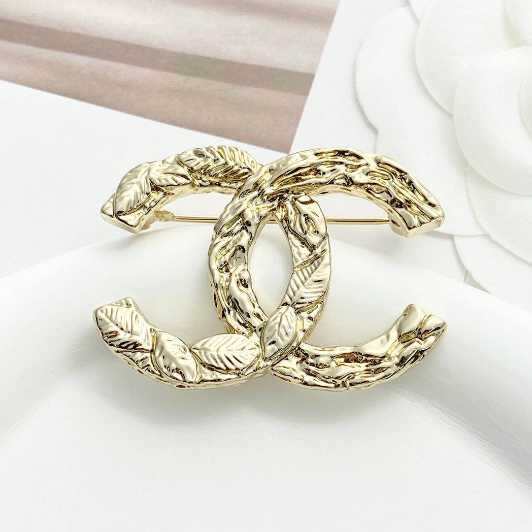 Double-C Emblem Brooch in Polished Metal-Tone – Design 064 close-up detail