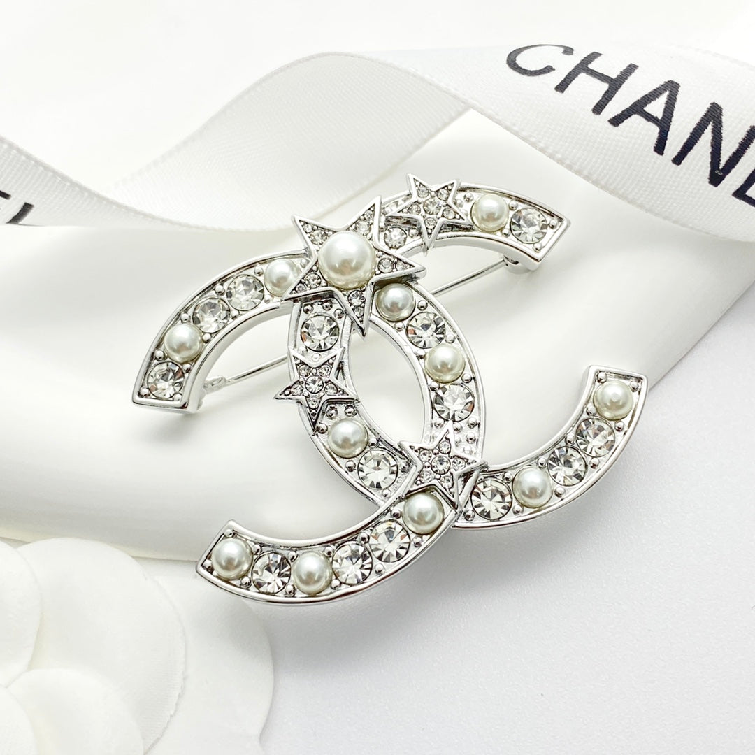 Double-C Emblem Brooch in Silver-Tone – Pearl Detail detail view