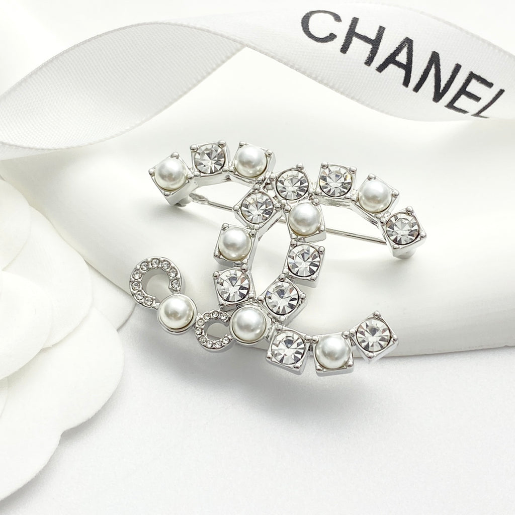 Double-C Emblem Brooch in Silver-Tone – Pearl Detail – Design 002 front product view