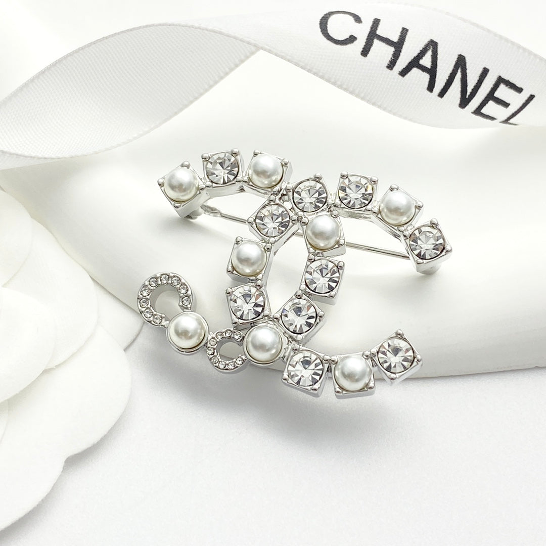 Double-C Emblem Brooch in Silver-Tone – Pearl Detail – Design 002 front product view