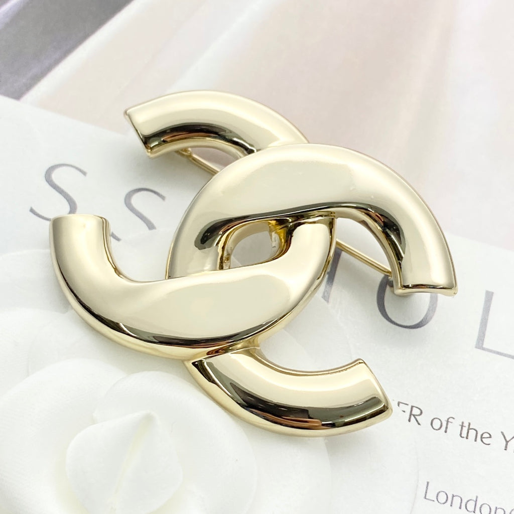 Double-C Emblem Brooch in Gold-Tone – Design 021 side detail