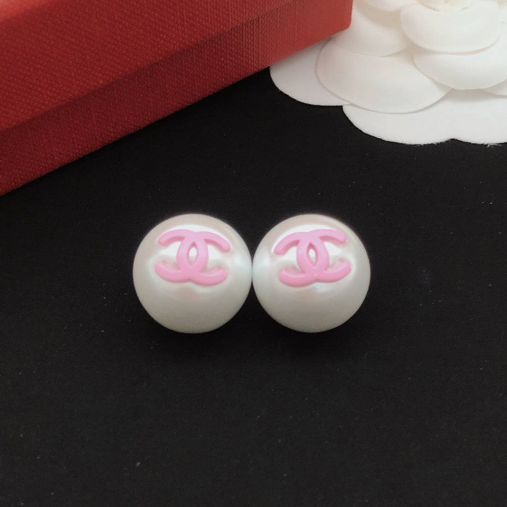 Pearl Pearl-Detail Stud Earrings – Pearl Detail – Design 003 side detail