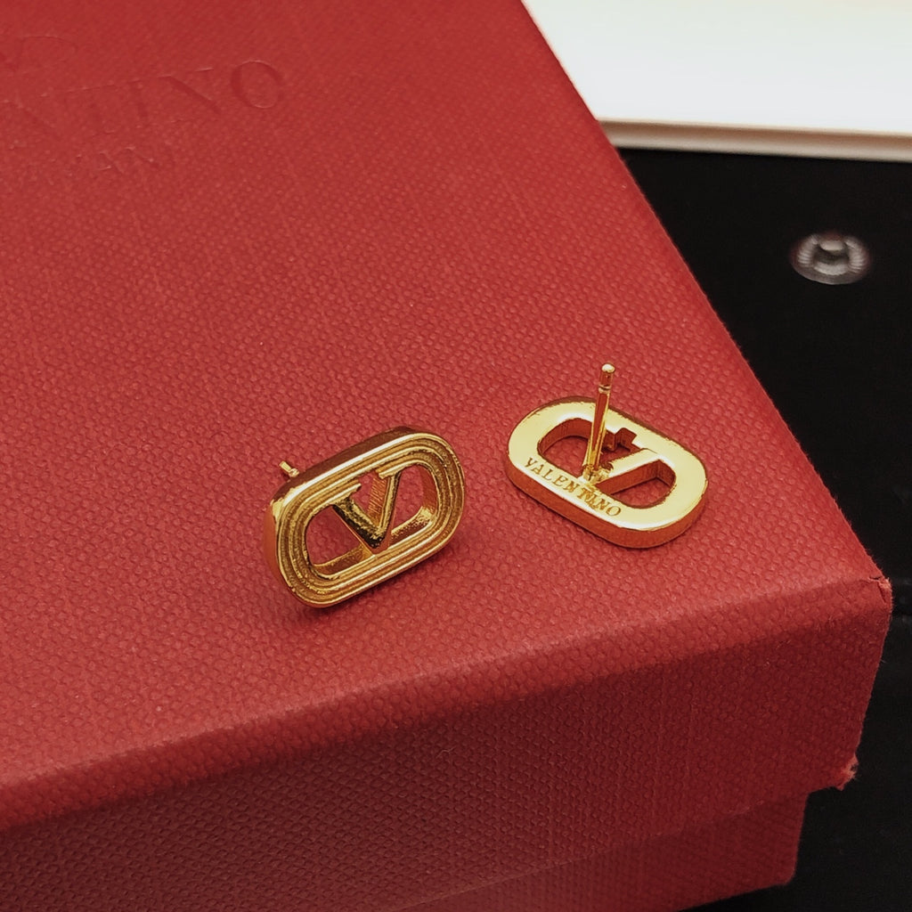 Signature Emblem Polished Stud Earrings – Design 04 styled detail