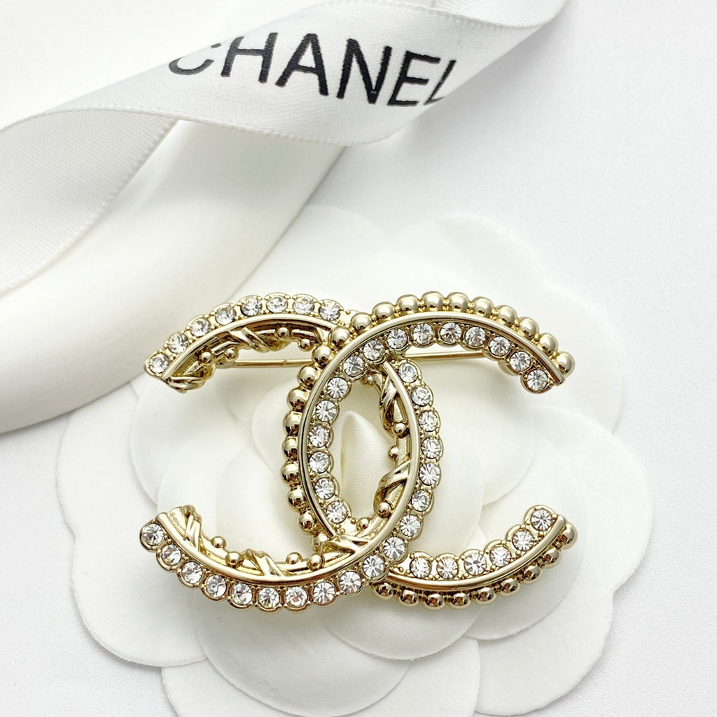 Double-C Emblem Brooch in Polished Metal-Tone – Design 062 close-up detail