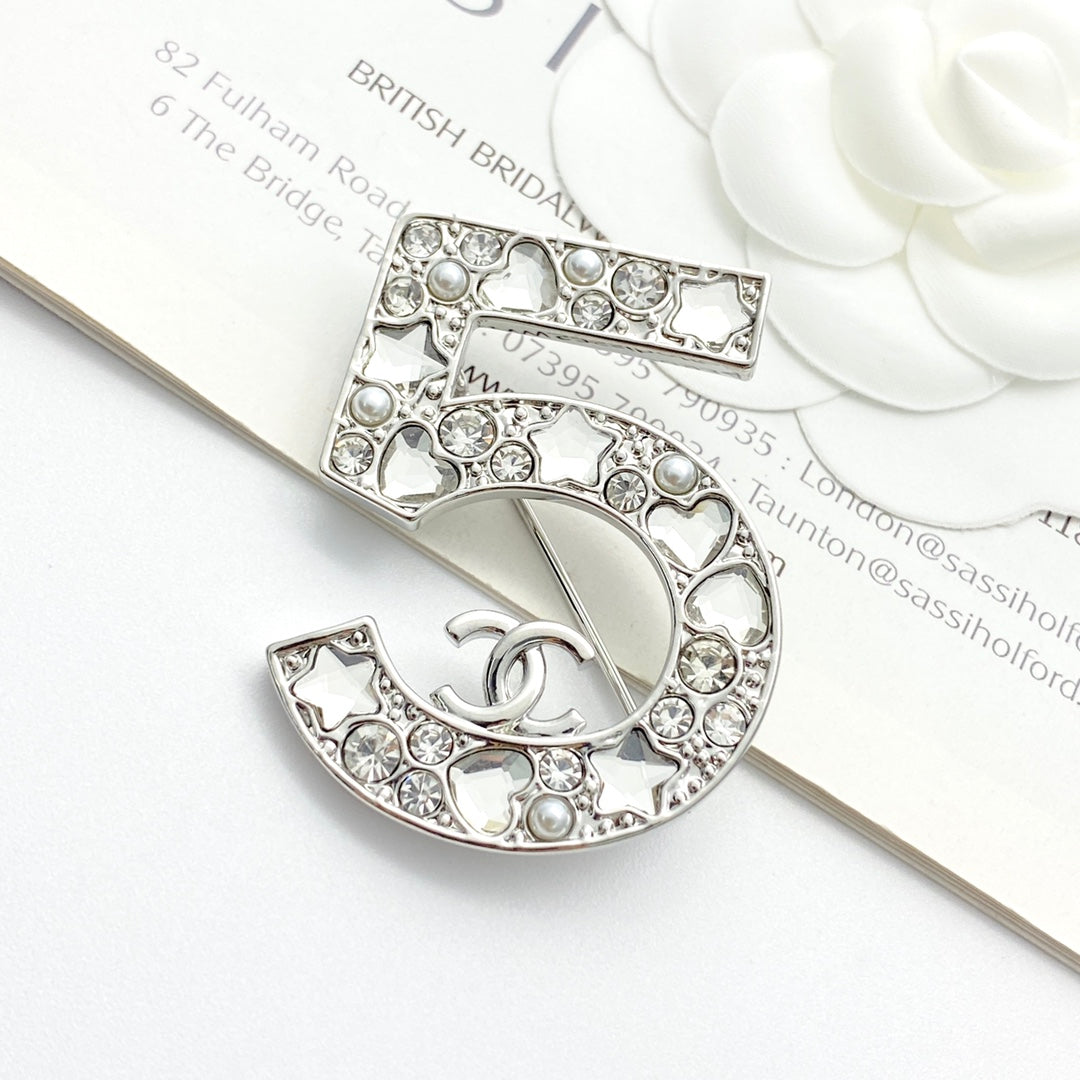 Heart Brooch in Polished Metal-Tone – Pearl Detail side detail