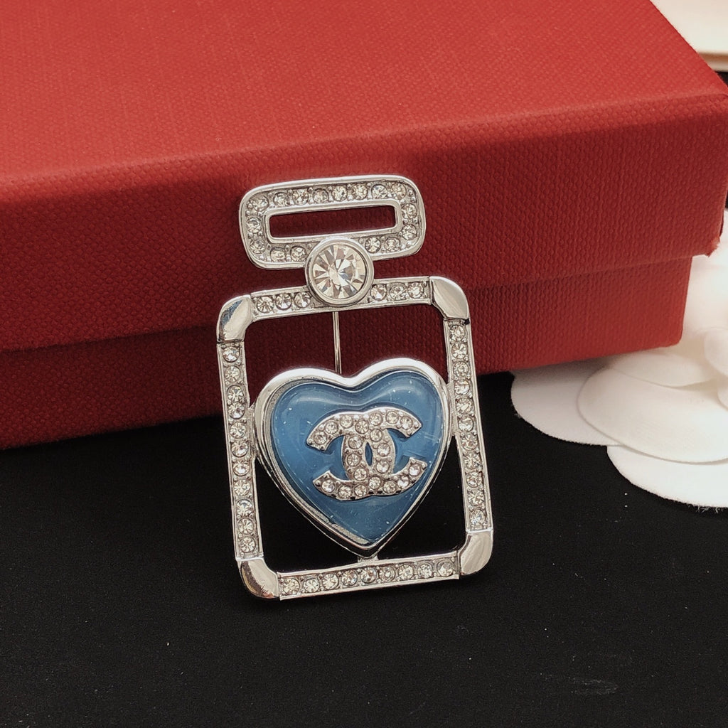 Heart Brooch in Gold-Tone – Heart Detail – Design 003 close-up detail